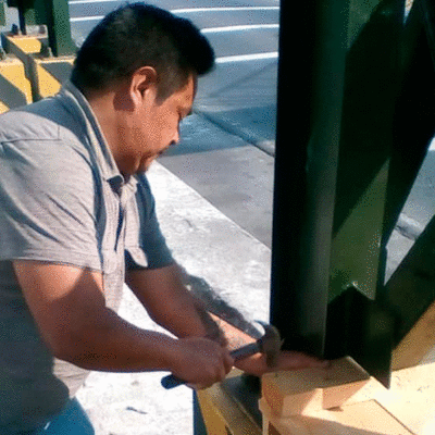 Julio Hernandez construye una casa de madera a un perrito sin hogar 